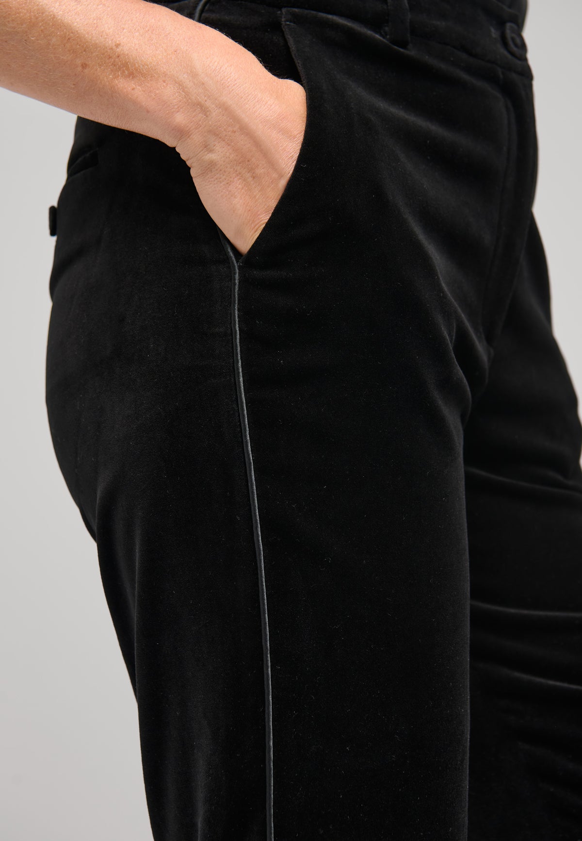 RIHANNASDEA-DEA KUDIBAL-BLACK VELVET