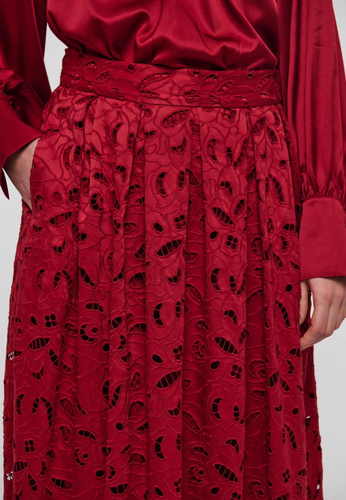 ANONASDEA - DEA KUDIBAL- BRODERIE RED