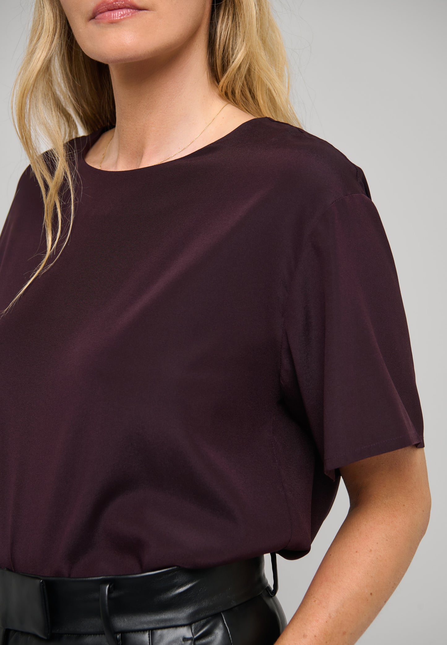 SOLANADEA-DEA KUDIBAL-BERRY WINE