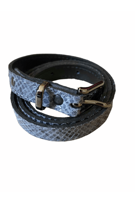 Kirsten Schjønning - Gun Buckle Belt 1517 - Grey Snake - Bælter - porteagauche